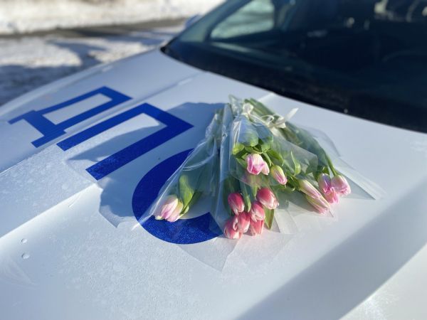 Тормозить будут, чтобы поздравить: на дорогах Екатеринбурга появится праздничный патруль с цветами