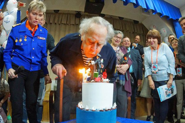Командору - 80: Дмитрий Медведев и Евгений Куйвашев поздравили Владислава Крапивина с юбилеем