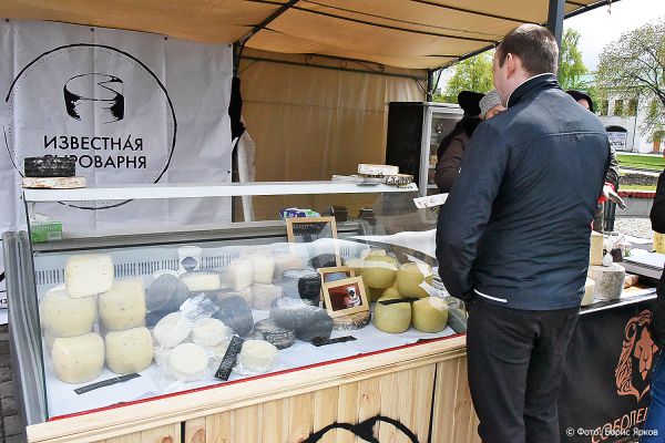 С ровным рисунком и правильными дырочками: как выбрать качественный сыр