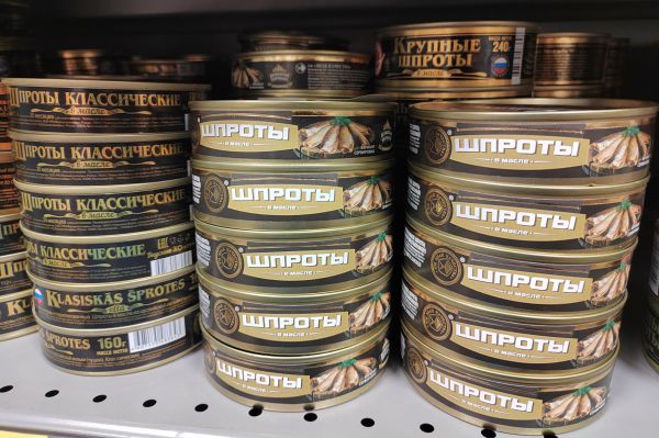 Шпроты, которыми отравились две екатеринбурженки, сняли с продажи