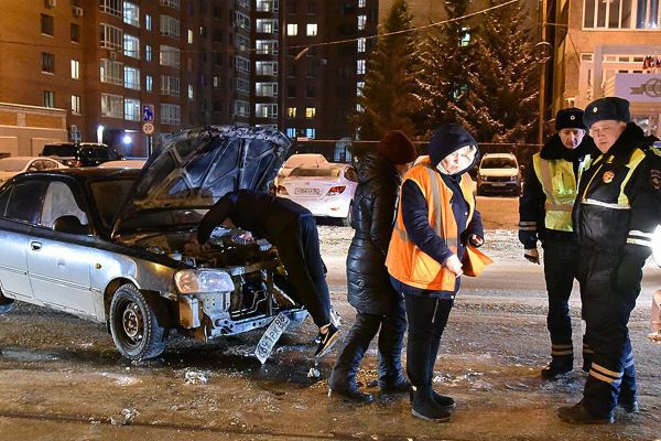 На Кольцовском тракте две легковушки столкнулись с грузовиком