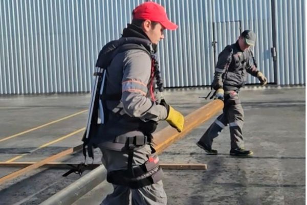Работники СвЖД протестировали техническую новинку - промышленные экзоскелеты