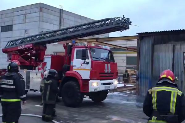 В Екатеринбурге загорелся ангар с грузовой техникой