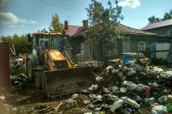 В Екатеринбурге убрали свалку, которую владелец усадьбы копил семь лет