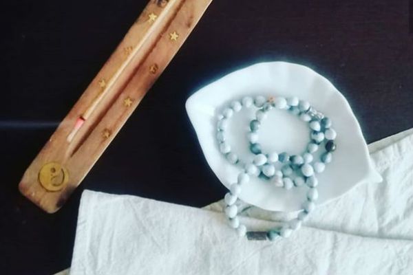 В Екатеринбурге создали браслеты из семян-бусин для спасения слонов в Азии