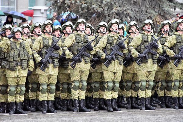 В преддверии Дня защитника Отечества на улицах и в метро споют полицейские, военные и музыканты