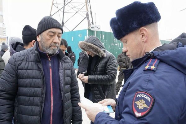 Более двух десятков «нелегалов» обнаружили полицейские на рынке «Таганский ряд»