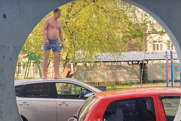 В полиции рассказали, что случилось с полуголым дебоширом, который бегал по машинам в Юго-Западном