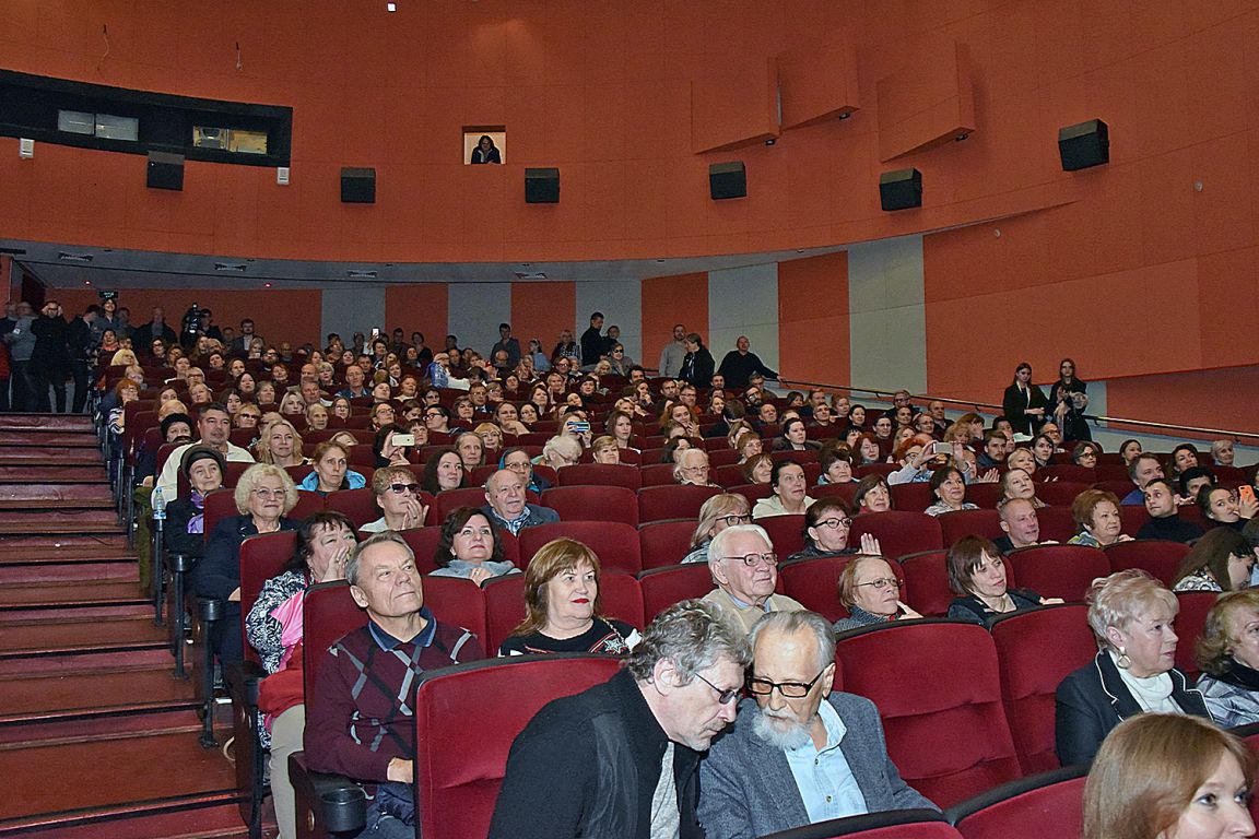 Какой сегодня сеанс. Кинотеатр салют Екатеринбург. Кинотеатр салют Екатеринбург зал. Кинотеатр салют Екатеринбург фото. Салют кинотеатр Екатеринбург внутри.