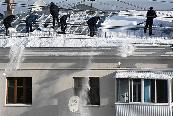 В Академическом глыба снега упала на бабушку