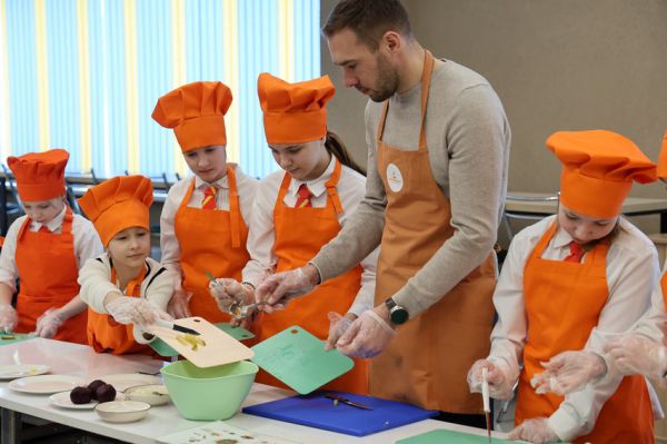 Олимпийский чемпион Антон Шипулин научил каменских школьников готовить винегрет и блинчики