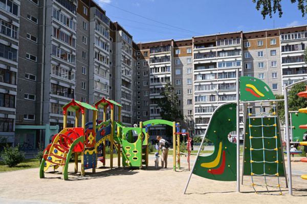 В Екатеринбурге из окна выпала девушка