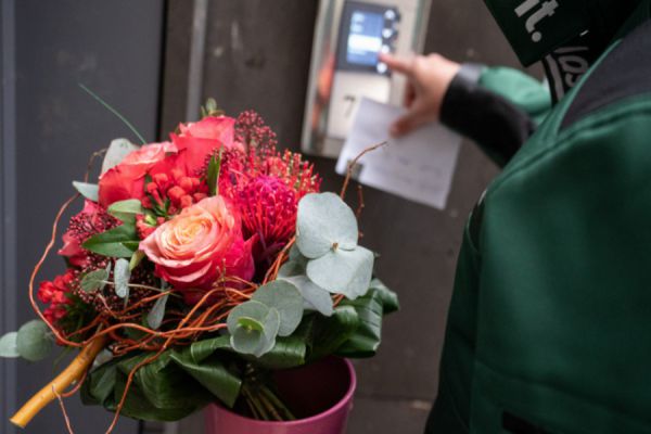 Букет с подвохом: мошенники стали обирать жертв под предлогом доставки цветов