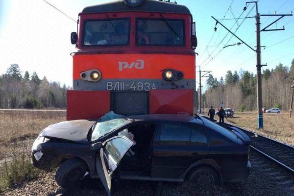 На Урале пассажиры легковушки пострадали в ДТП с локомотивом
