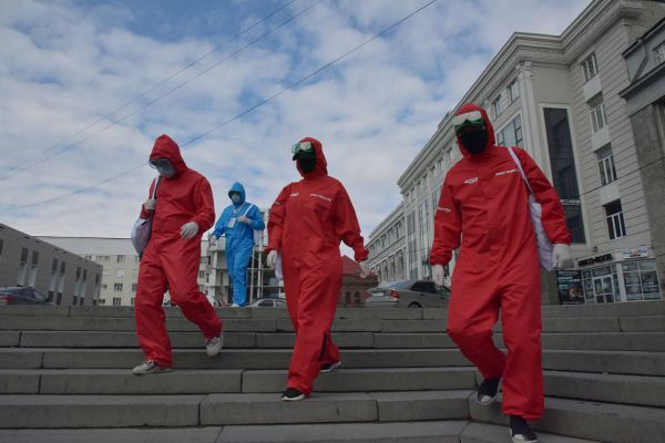 В Невьянске осужденные сошьют для врачей новую партию комбинезонов и бахил