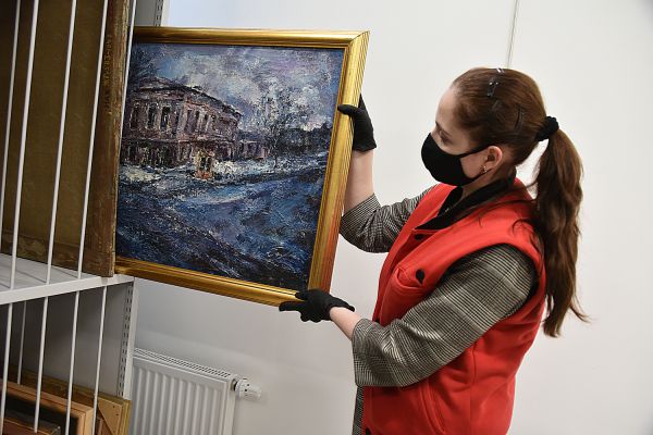 Фотокорреспонденту «УР» показали музейное хранилище нового центра «Эрмитаж-Урал»