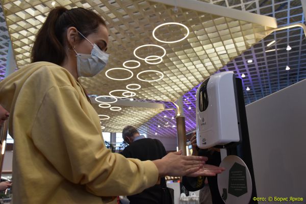 На  железнодорожном вокзале Екатеринбурга установили диспенсеры для дезинфекции рук