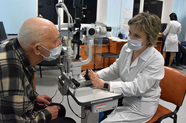 Евгений Куйвашев учредил премии для медиков и волонтеров, работающих в здравоохранении