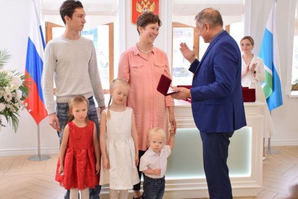 Многодетных матерей и юбиляров семейной жизни наградили знаками отличия Свердловской области