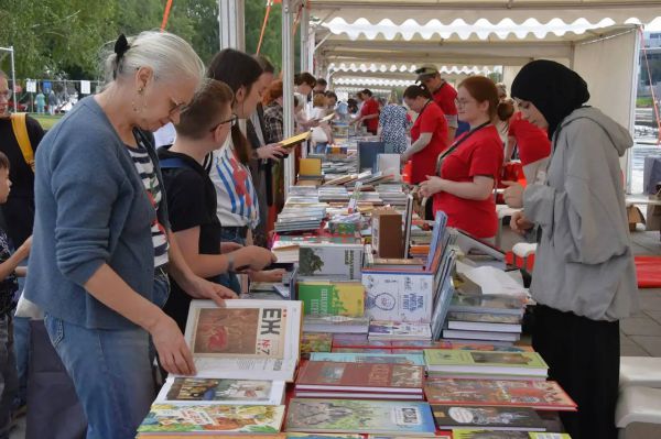 Будет интересно и взрослым, и детям. В уральской столице открывается международный книжный фестиваль «Красная строка»
