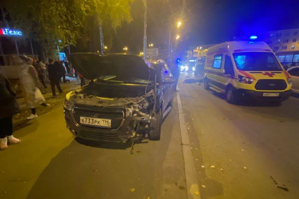 Два человека погибли в ДТП на улице Машиностроителей в Екатеринбурге