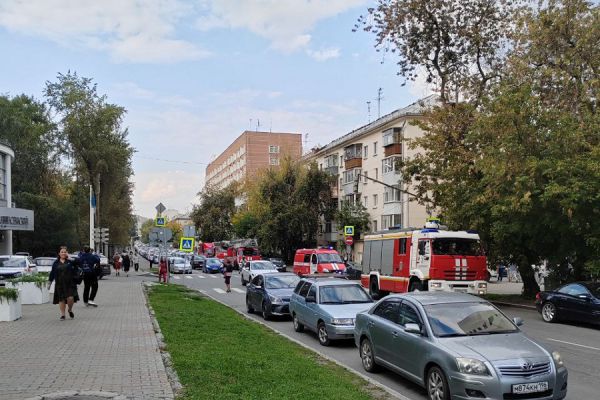 В Екатеринбурге загорелся бизнес-центр «Манхэттен»