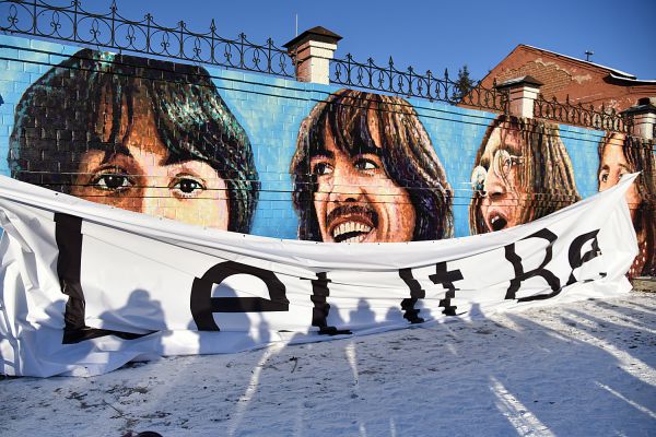 Фоторепортаж: английский художник подарил Екатеринбургу «ливерпульскую четверку»