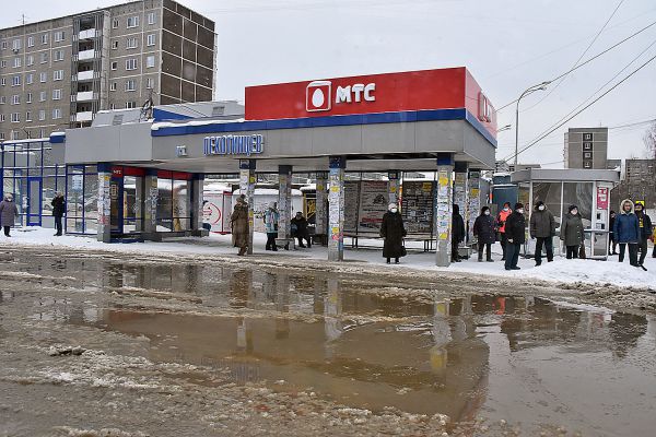 В Екатеринбурге потоп: холодной водой затопило улицу Пехотинцев