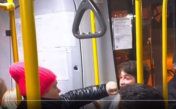 «Ты кто такой!»: в Екатеринбурге пассажирка автобуса набросилась на кондуктора с кулаками
