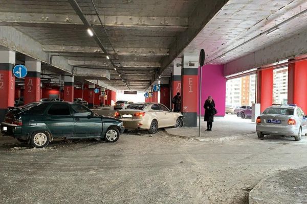 Водительский стаж – 16 дней: на парковке торгового центра в Екатеринбурге пострадала девочка-подросток