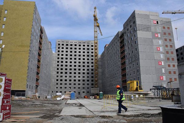 Несмотря на перенос соревнований в Екатеринбурге продолжают строить деревню Универсиады