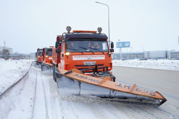 И в зной, и в стужу: коммунальщики продолжают уборку снега в уральской столице