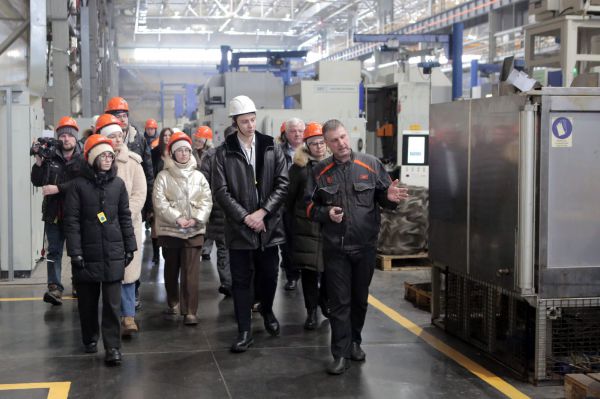 Ближе к делу. Будущих врачей познакомили с уникальным заводским медцентром в Нижнем Тагиле