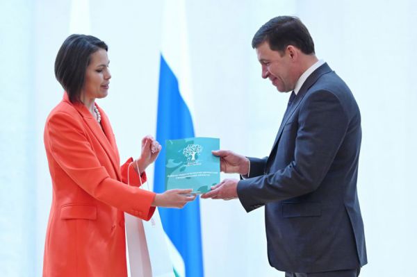 Евгений Куйвашев  вручил премии профессорам, доцентам и преподавателям свердловских вузов