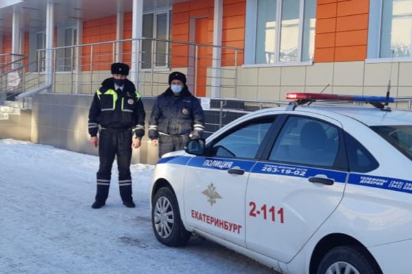 Сотрудники ДПС из Екатеринбурга спасли задыхавшуюся девочку