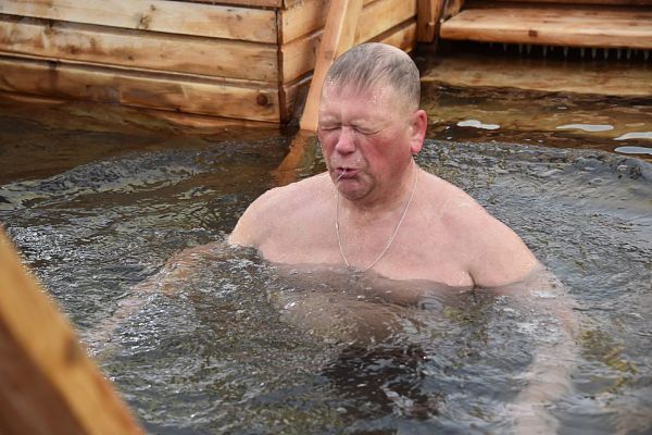 Снимать одежду снизу вверх: спасатели выпустили рекомендации для участников крещенских купаний