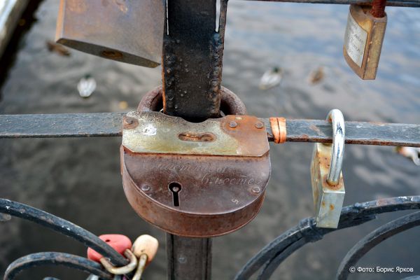 Мэрия Екатеринбурга решила оставить «замки влюбленных» на Плотинке