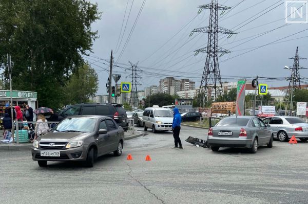 В ДТП на Пехотинцев пострадали пешеходы, на них отлетел забор