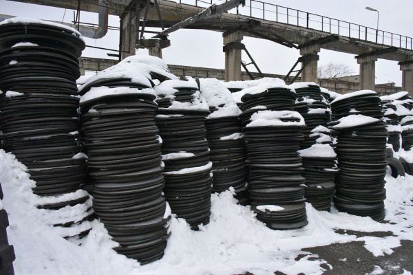 Жители Уралмаша борются с автохамами при помощи заборов из покрышек