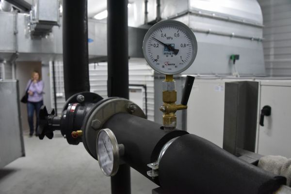 Жители ЖБИ, УНЦ и некоторых других микрорайонов обрадовались горячим батареям. В Екатеринбурге начали давать тепло