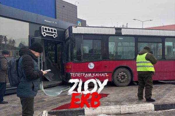 Автобус протаранил остановку на территории «Меги»