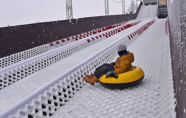 Самые крутые ледяные горки Екатеринбурга. Рассказываем где можно скатиться с ветерком