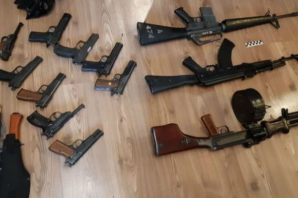 Автоматы, пулеметы, пистолеты: сотрудники ФСБ изъяли целый арсенал у банды, торговавшей оружием