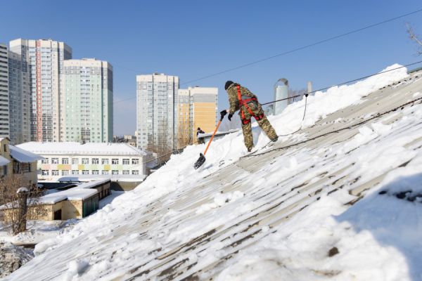 Не стой под стеной. Коммунальщики Екатеринбурга очистили от снега более половины крыш