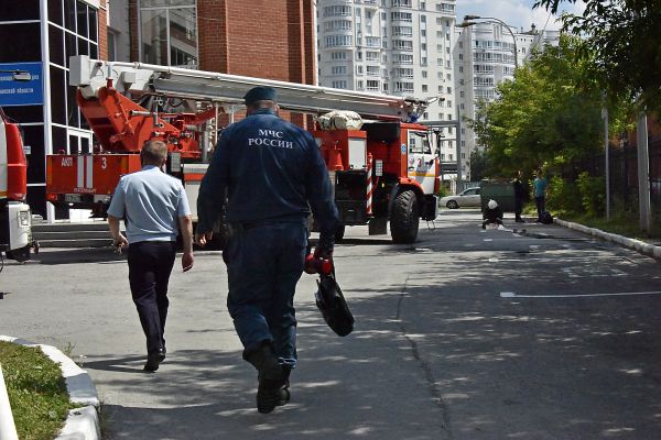 В Екатеринбурге спасатели проверили школы и детсады после сообщений о минировании