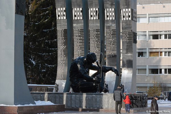 На монументе "Черный тюльпан" установили табличку с фамилией Героя России Виктора Омелькова