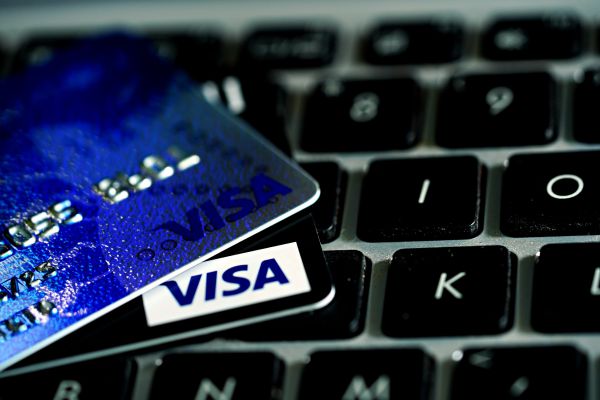 Российские банки продлили срок действия уже выпущенных карт Visa и Mastercard