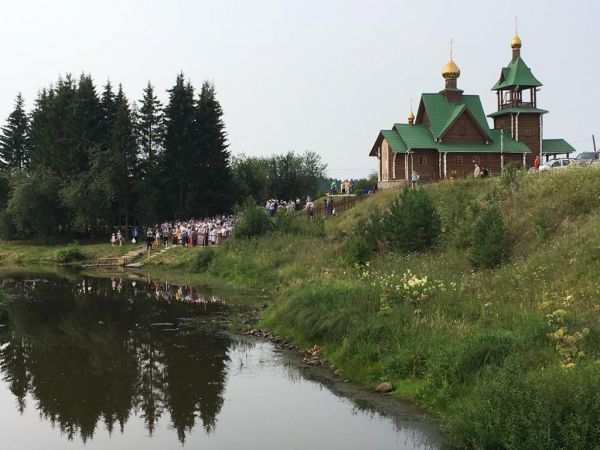 Почти 150 уральцев приняли участие в массовом крещении на Чусовой