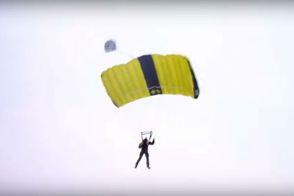 С высотки на Татищева спрыгнули бейсджамперы