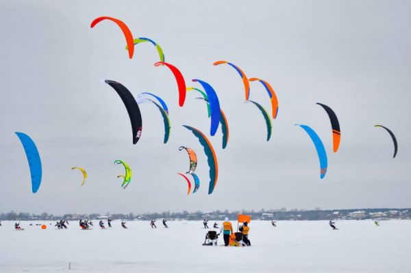 Сноукайтеры открыли сезон на Шарташе